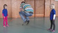 Papa beim Rope Skipping - erster Versuch